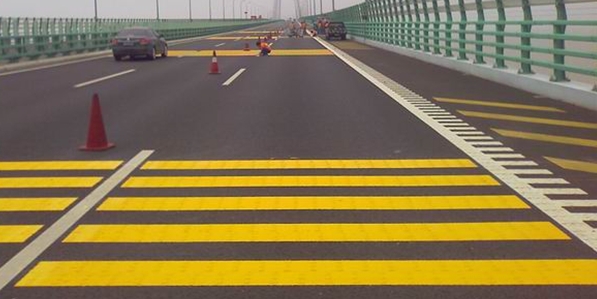 雙道黃色標(biāo)線(xiàn)